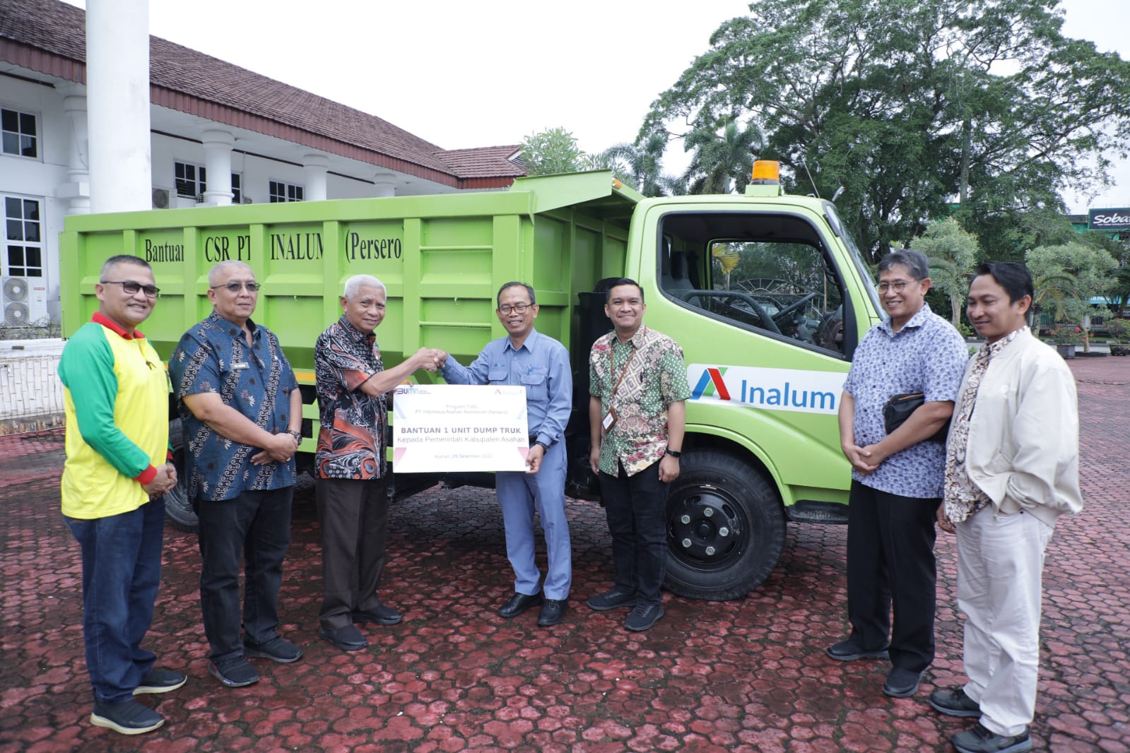 PT. Inalum Persero Serahkan Dam Truk Pengangkut Sampah Kepada Pemkab Asahan