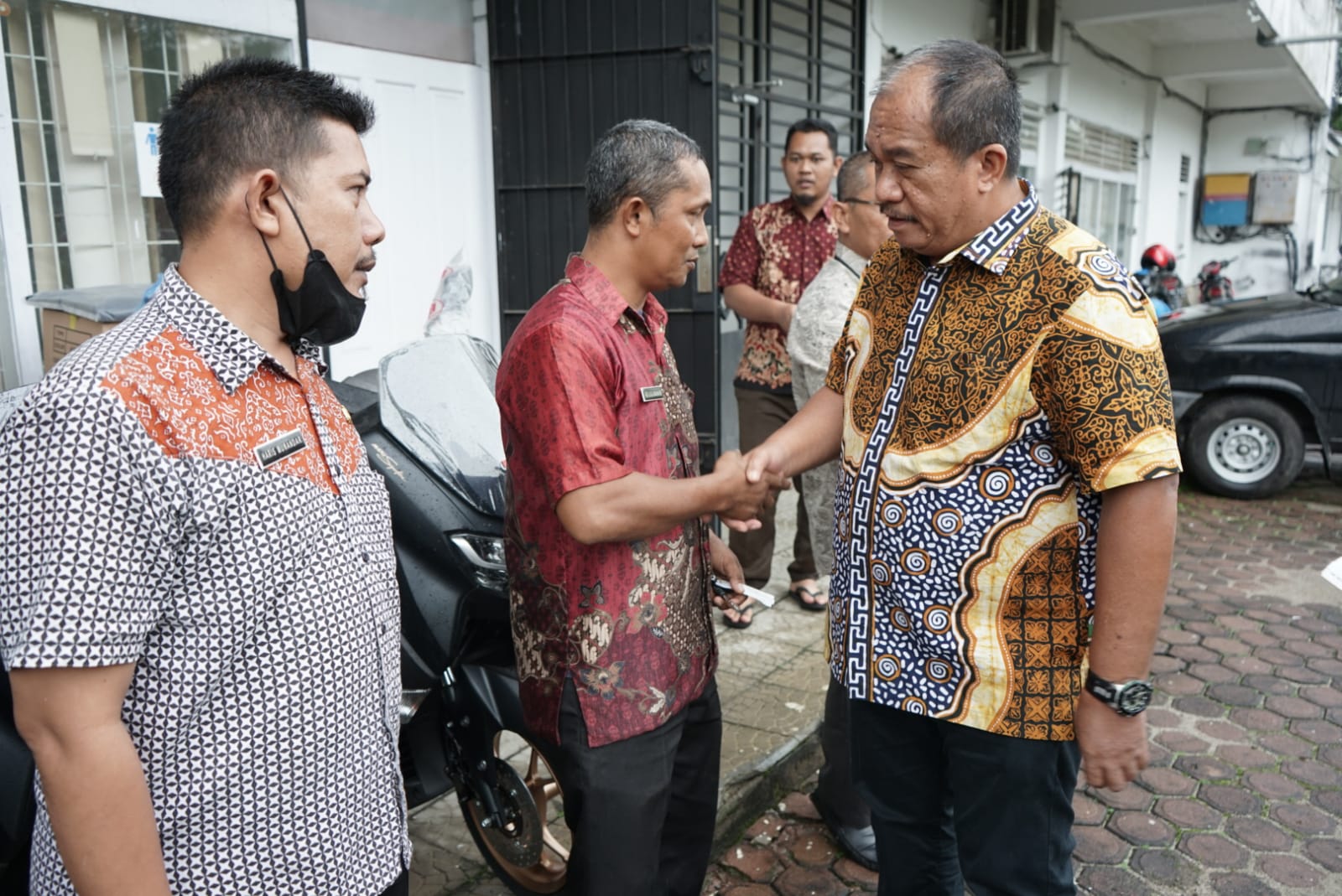 Wabup Asahan Serahkan Kendaraan Dinas Kepada Personil Pengadaan Barang dan Jasa Setdakab Asahan