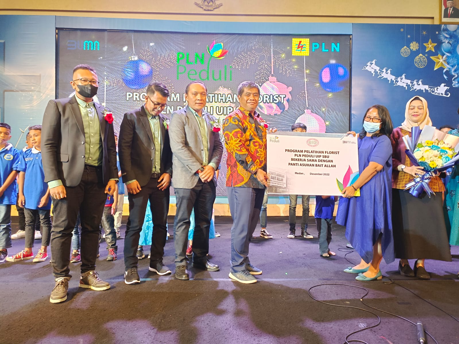 GM PLN  UIP Sumbagut Serahkan Bantuan  Pelatihan Florist ke Panti Asuhan Bait Allah