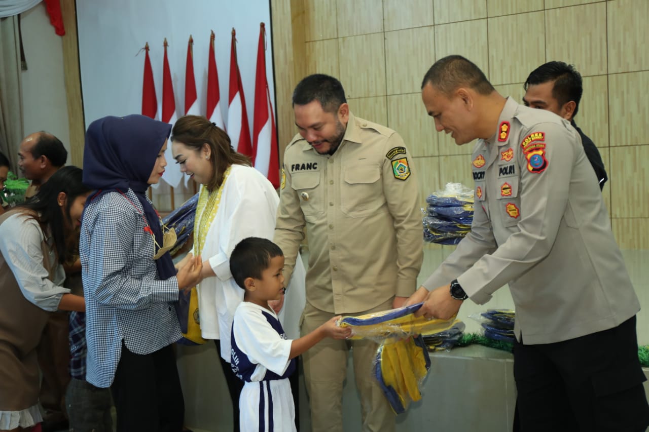 Bupati Pakpak Bharat Bagikan Alat Belajar Yang Bersumber DID Tahun 2022