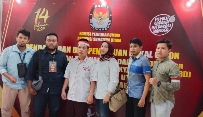 Ikhwaluddin Simatupang Selaku Bacalon Anggota DPD RI Serahkan Berkas Pendaftaran ke KPU Sumut