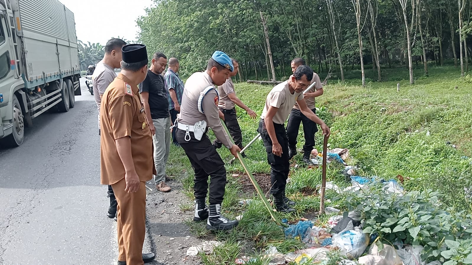 Kapolsek Air Batu Membersihkan Sampah Serentak Bersama Polri