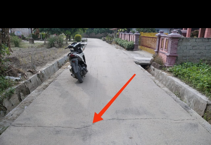 Selesai di Cor Beton, Jalan Kencong Sudah Retak Terbelah