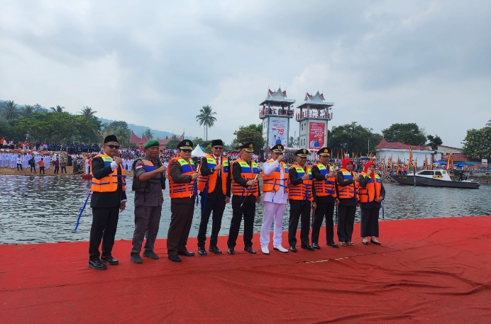 Ribuan Peserta Ikuti Pengibaran Bendera Merah Putih Secara Terapung di Danau Singkarak