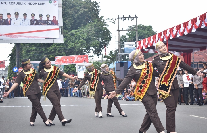 Tarian Tradisional dari Kejari Padangsidimpuan Hipnotis Ribuan Masyarakat Meriahkan HUT RI ke 78