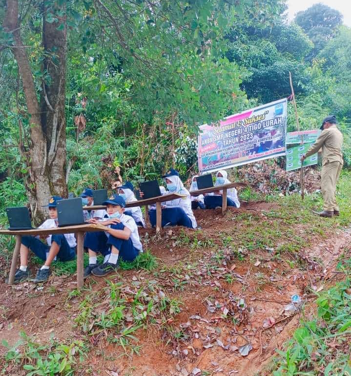 Memprihatinkan, Terkendala Jaringan Komunikasi Siswa Siswi SMP N 4 Kecamatan Tigo Lurah Kabupaten Solok Ikuti ANBK Dalam Hutan