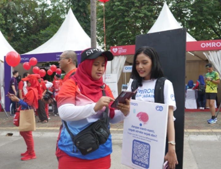 OMRON Layani Cek Tensi dan Cek Irama Jantung Ratusan Pengunjung pada Peringatan Hari Jantung Sedunia 2023