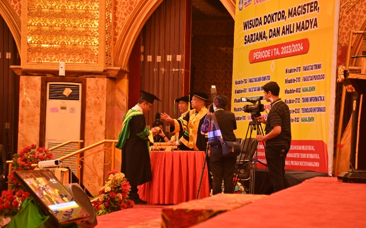 Pj Walikota Padangsidimpuan Wisuda Doktor Periode I TA. 2023 - 2024 di UPI