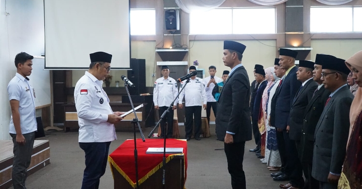 41 Orang Dilantikan dan Diambilan Sumpah Janji Jabatan Pejabat Administrator dan Pejabat Pengawas di Lingkungan Pemerintah Kabupaten Solok.