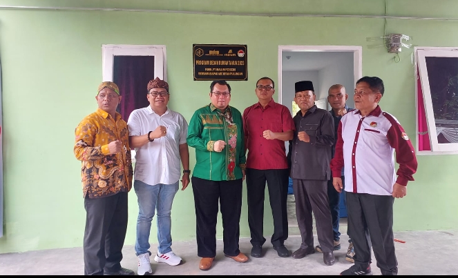 Memperingati Hari Sumpah Pemuda ke 95 Tahun 2023, FKMN Bersama PT. Min ID Inalum Menyerahkan 2 Kunci Rumah Program Bedah Rumah