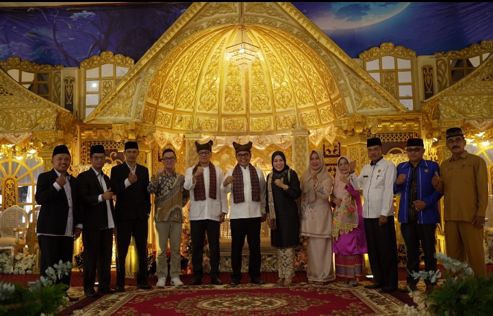 Bupati Solok Membuka Secara Resmi Kegiatan Gebyar Baralek Gadang Aksi Penurunan Sunting di Kabupaten Solok Tahun 2023