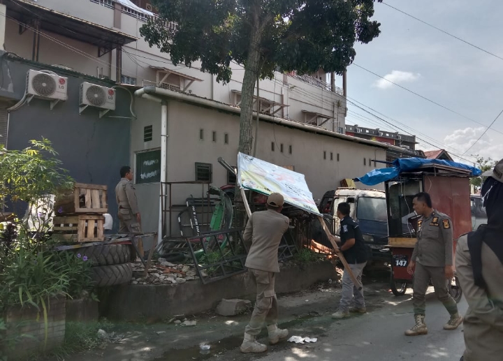 Bawaslu Kota Solok bersama Stekholder melakukan penertiban APK dan APS