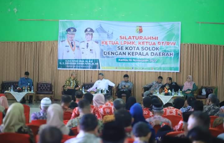Pemko Solok Memberikan Reward Umrah Bagi RT/RW Sebanyak Dua Orang Perkecamatan