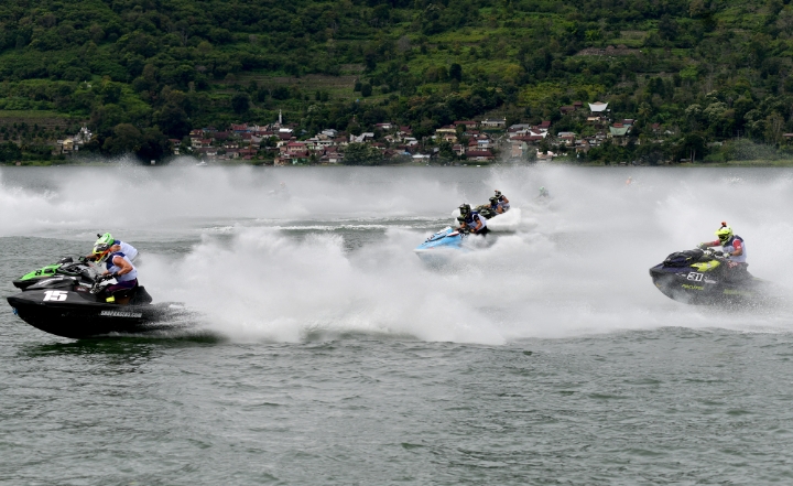 Antusias Nonton Aquabike World Championship 2023,  Â Ribuan Wisatawan Padati Waterfront Pangururan Samosir