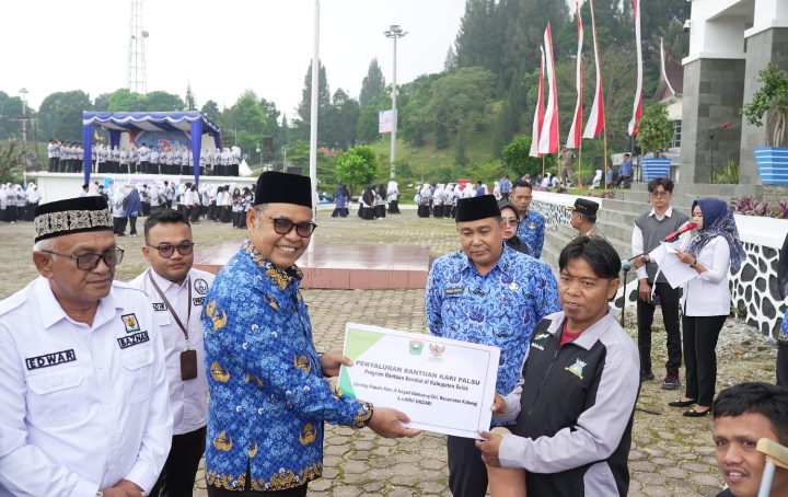 Bupati Solok Selaku Inspektur Upacara Peringatan HUT Korpri ke-52, HUT PGRI Ke-78 dan Hari Guru Nasional di Kabupaten Solok