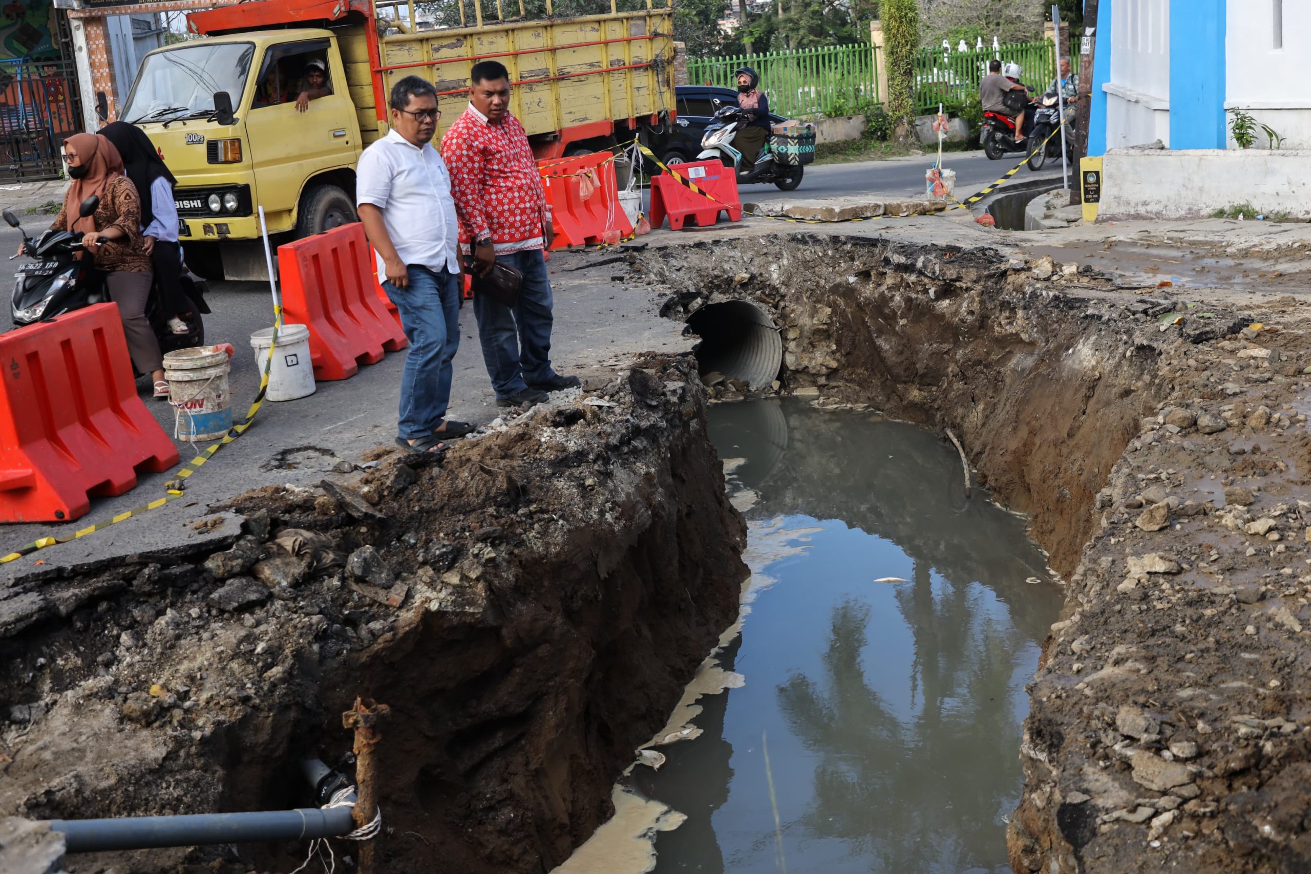 Pengerjaan perbaikan jalan dan gorong-gorong di jalan Sibolga mulai dilaksanakan