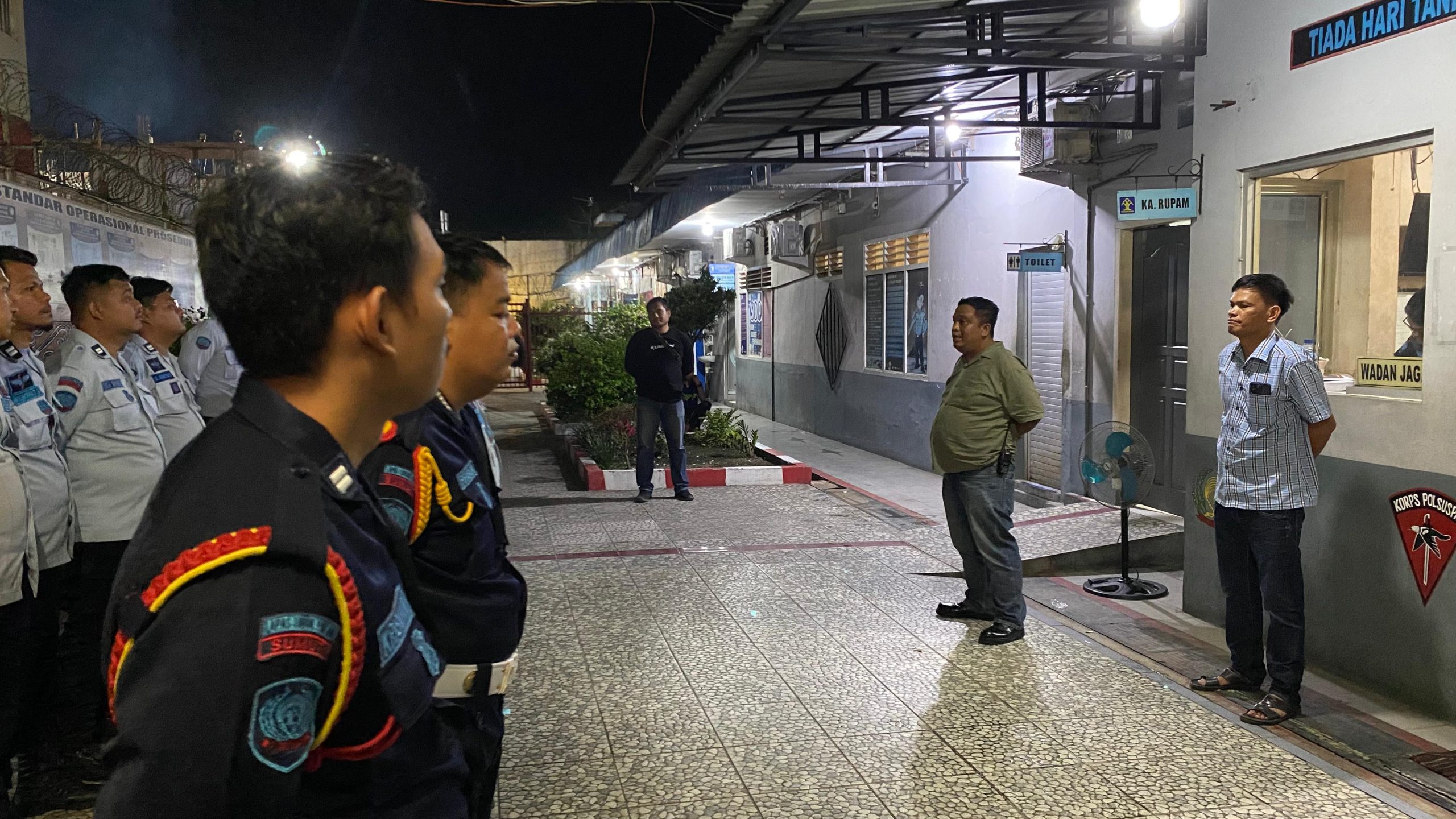 Cegah Gangguan Kamtib Jelang Nataru, Lapas Lakukan Razia Kamar Hunian, 4 Handphone 6 Sajam Berhasil di Temukan