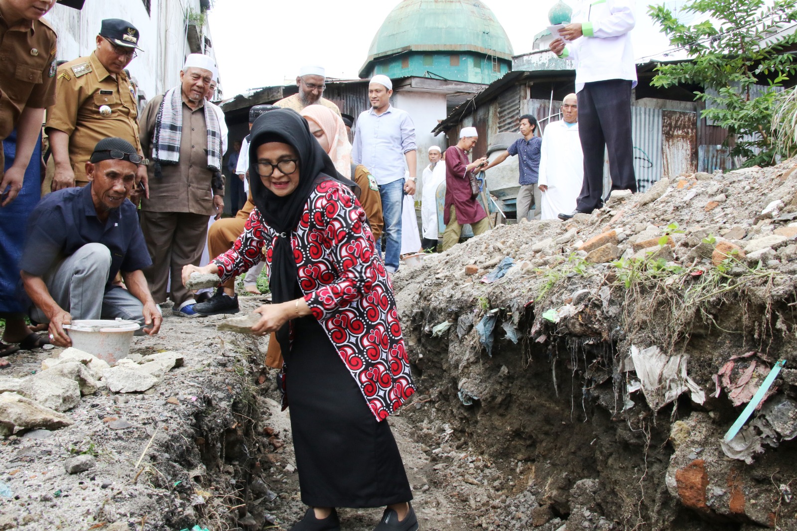 Wali Kota Letakkan Batu Pertama Renovasi Masjid Nurul Hikmah di Jalan Cipto