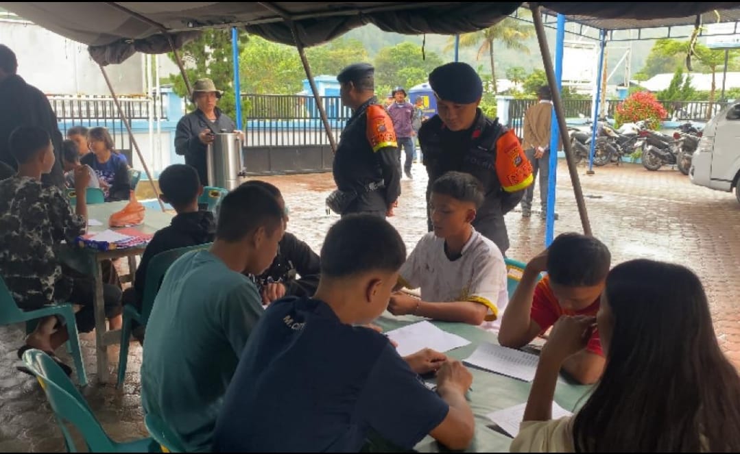 Polda Sumut Dirikan Tenda Serba Guna Untuk Anak Korban Longsor Ujian Semester