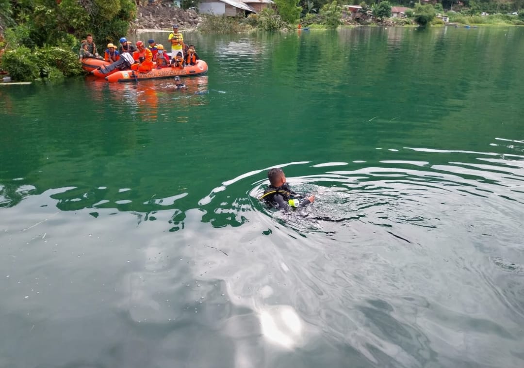 Polda Sumut Turunkan Tim Penyelam Untuk Mencari Korban Longsor Diseputaran Danau Toba Humbahas