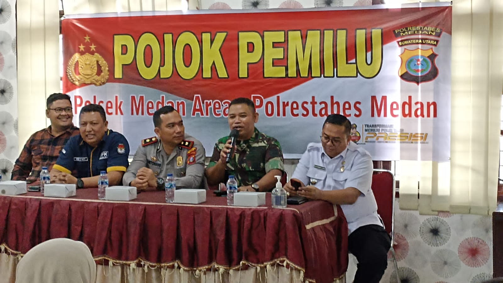 Polsek Medan Area Gelar Pojok Pemilu di Kantor Camat Medan Area