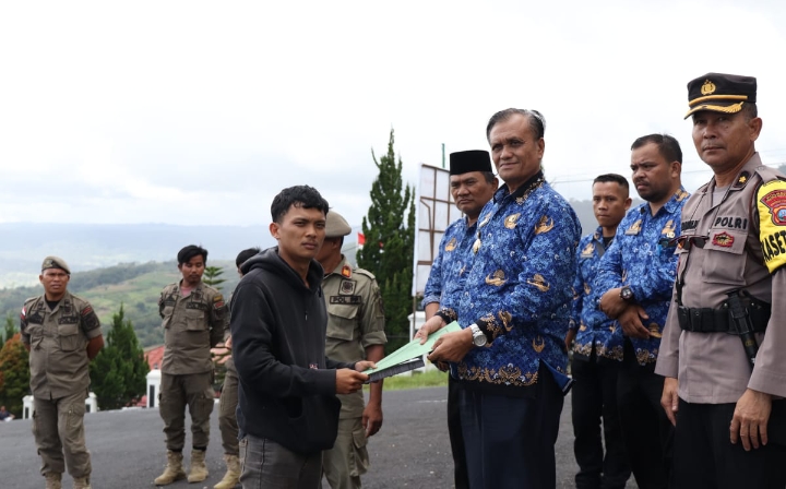 Aliansi Masyarakat Peduli Pembangunan Unjuk Rasa, Wakil Bupati Pakpak Bharat Langsung Sambangi Pengunjuk Rasa Di Depan Kantor Bupati