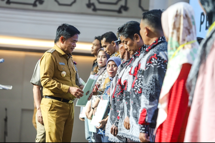 Serahkan Sertifikat Tanah kepada Masyarakat, Pemprov Sumut Tegaskan Komitmen Percepatan Reforma Agraria