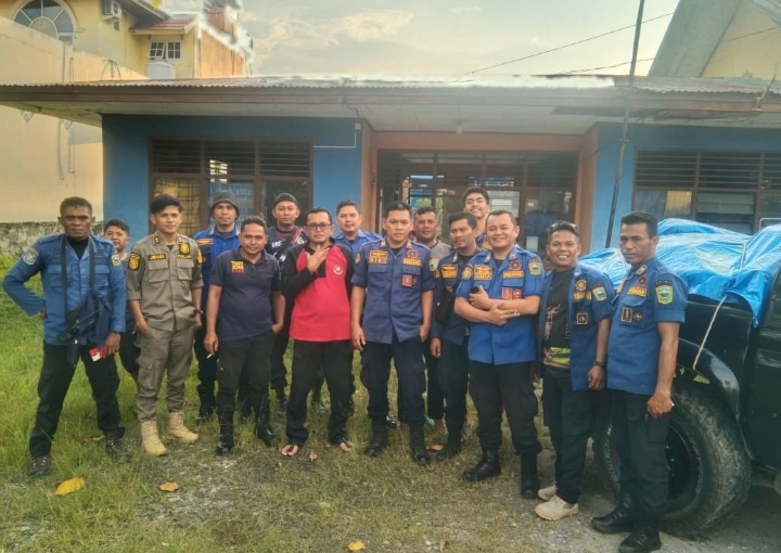 Tim BPBD Kabupaten Solok Serta Satpol PP dan Damkar Bantu Evakuasi Korban Erupsi Marapi