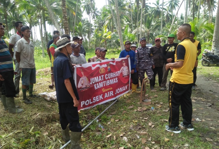 Kapolsek Air Joman Laksanakan Gotong Royong Sekaligus Jumat Curhat