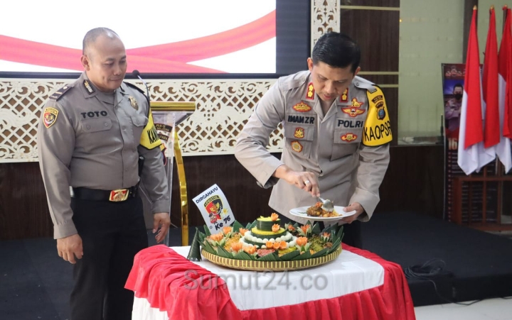 Syukuran HUT Logistik Polri ke-76: Kapolres Tapsel AKBP Imam Zamroni dan PJU Potong Tumpeng dalam Suasana Penuh Kebahagiaan