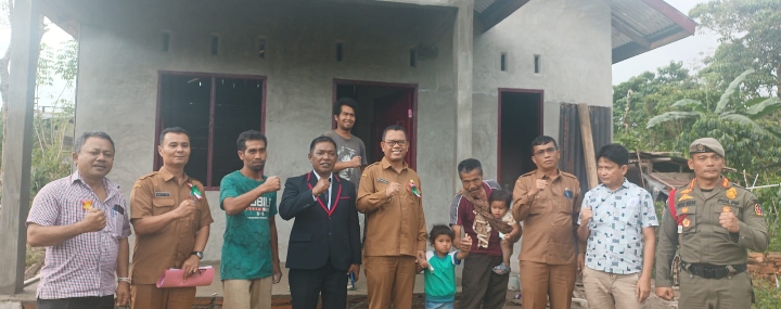 Bupati Toba Kunjungi Bedah Rumah Dana BSPS di Lumban Sewa, Borbor