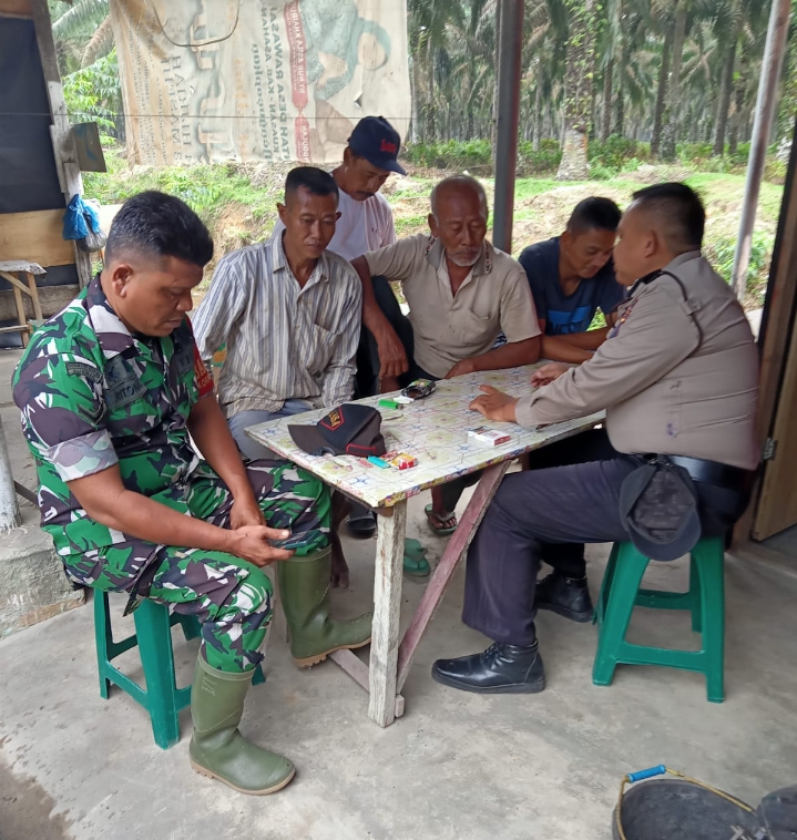 Dekat Dengan Masyarakat, Personel Polsek Pulau Raja Gelar Jumat Curhat