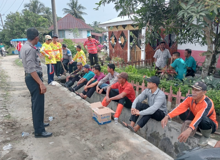 Kapolsek Air Batu Laksanakan Jumat Curhat dan Cooling System di Dusun l Desa Perkebunan