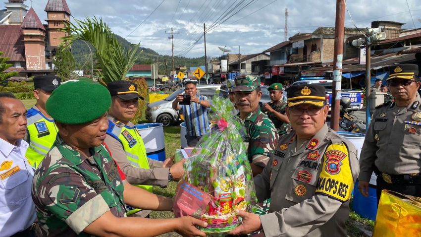 Waka Polres Pakpak Bharat Bersama Instansi terkait Melaksanakan Pengecekan Pos dan Memberikan Bibgkisan