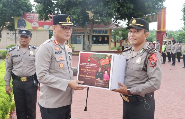 Wujud Kebersamaan, Kapolres Asahan Serahkan Paket Natal Kepada Personil Polres Asahan