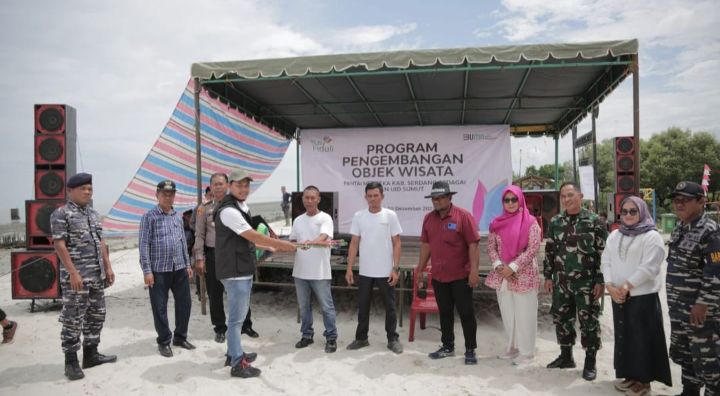 PLN Peduli Salurkan Bantuan Program Pengembangan Desa Wisata Pantai Merdeka di Desa Bagan Kuala Sumut