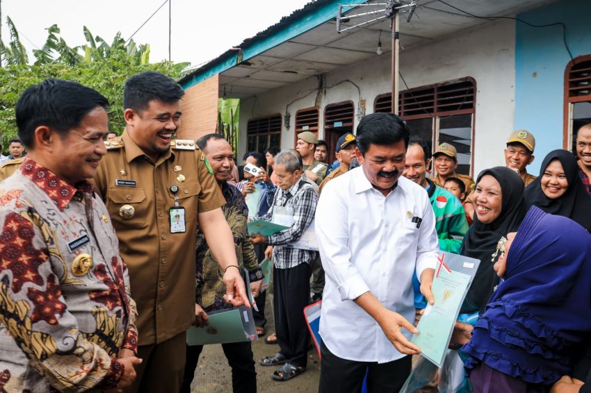 Bersama Bobby Nasution Serahkan Sertifikat Tanah, Menteri ATR/BPN