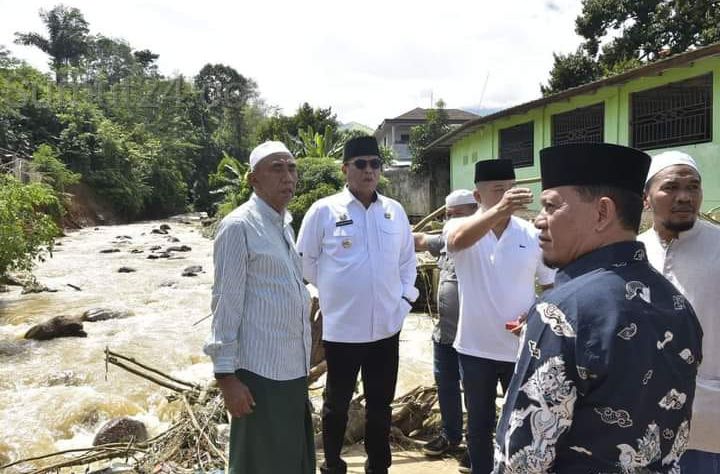 Tinjau Lokasi Banjir Aek Singolot, Sukhairi Nasution Minta Masyarakat Waspada