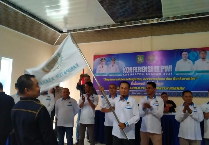 Bupati Asahan Sampaikan Pesan Kepada Sapriadi Ketua PWI Asahan Terpilih 2023 - 2026