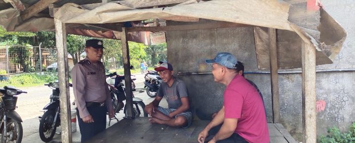 Sambangi Warga, Bhabinkamtibmas Polsek Prapat Janji Beri Motivasi Warga Menjaga Sitkamtibmas Tetap Kondusif Jelang Pemilu 2024
