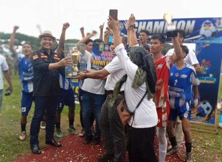 Bupati Solok Saksikan Pertandingan Final kecamatann X Koto Singkarak FC Versus Kecamatan Gunung Talang FC .