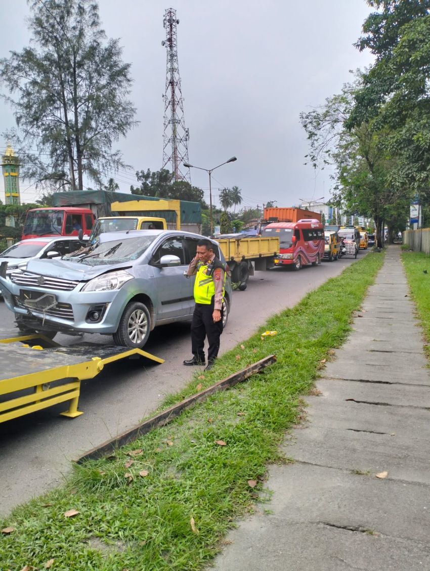 Dikira Injak Rem Ternyata Pedal Gas, Mobil Suzuki Ertiga Sorong Belakang fuso dan Tabrak Vario di Tamora