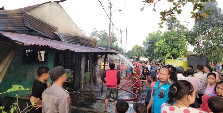 Satu Unit Rumah Terbakar Saat Mengisi Minyak Pertalite Ketengan Di Jalan Pergam Kisaran