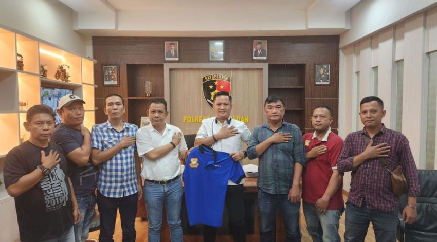 Tim URC Polrestabes Medan Gerak Cepat Cegah Begal dan Kejahatan Jalanan, "Ketua Pewarta Berikan Baju Kaos Pewarta"