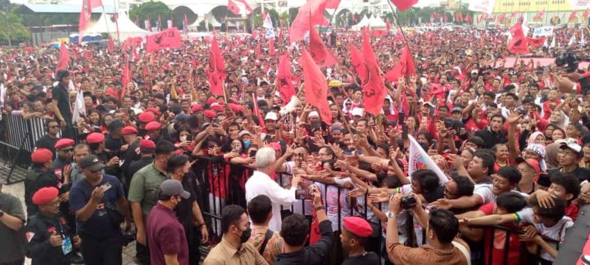 Puluhan Ribu Orang Merahkan Lapangan Astaka Sambut dan Ikrarkan Menangkan Ganjar-Mahfud di Sumatera Utara