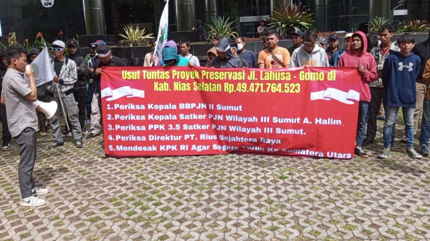 AMP Sumut Unjuk Rasa, Minta KPK RI Usut Pekerjaan Preservasi Jl. Lahusa - Gomo di Kab. Nias Selatan Rp.49.471.764.523