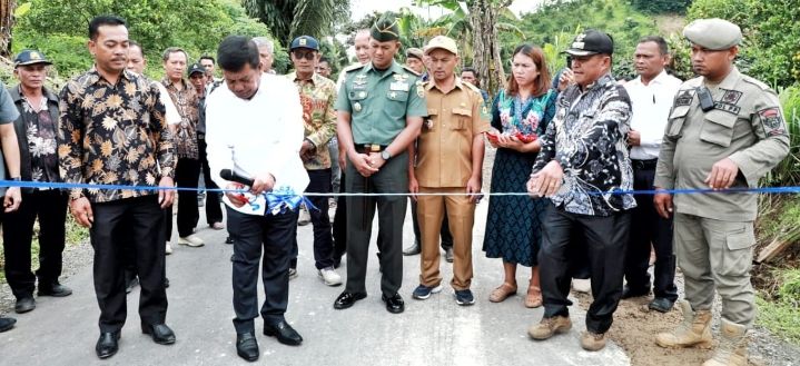 Bupati Simalungun Resmikan Jalan Penghubung Nagori Siboras Dengan Nagori Saribu Jandi