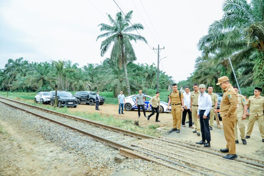 9 Tahun Ekonomi Warga Terhambat, Pj Bupati Batubara Nizhamul Cabut Portal Kereta Api di Desa Mekar Baru