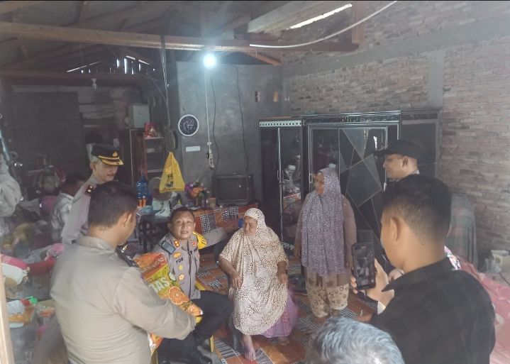2 Balita Penderita Stunting dan 2 Lansia Dapat Paket Sembako Dari Kapolres Tanjung Balai