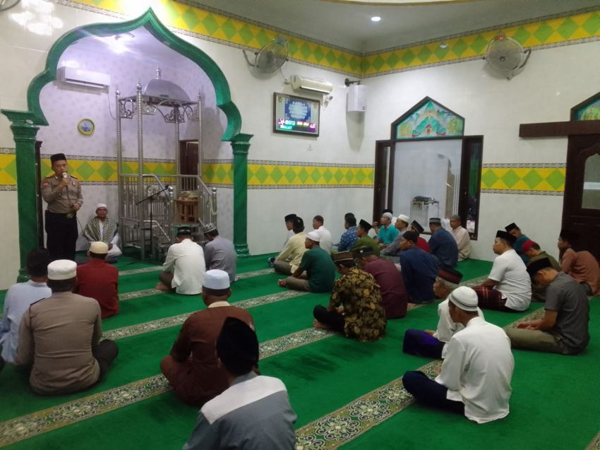 Kasat Binmas Polrestabes Medan Safari Subuh dan Beri Bantuan Sembako di Mesjid Miftahul Jannah